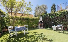 Bonita casa adosada con jardín privado y piscina comunitaria